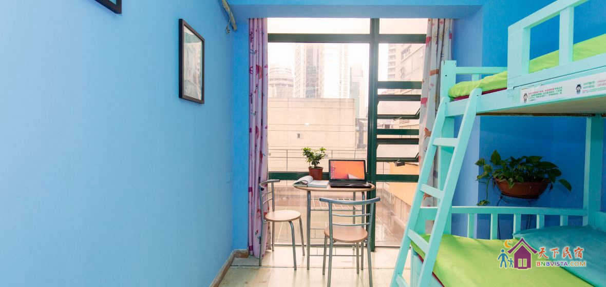 落地窗飘窗温馨双人间床位房