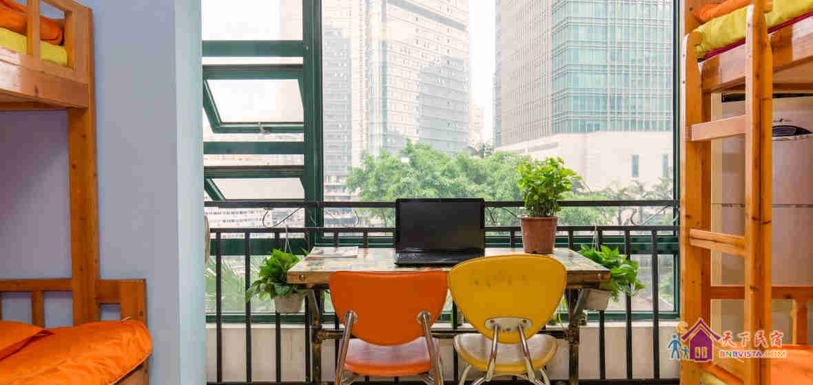 男生落地飘窗多人间床位房