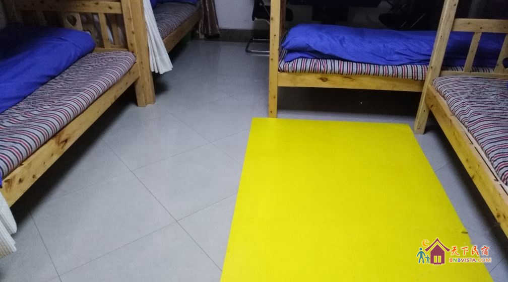 男生八人床位间
