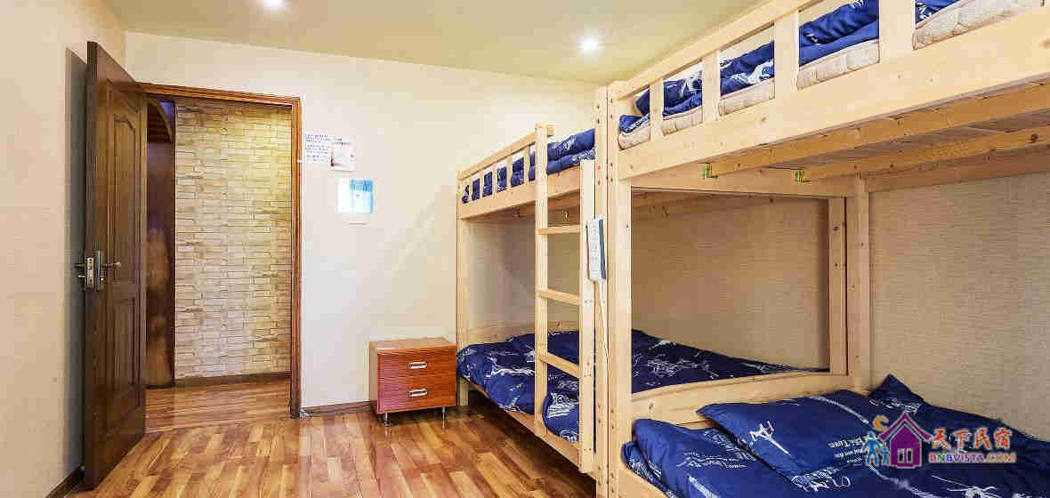 女生四人间床位间