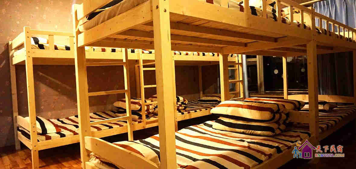 女生八人床位间