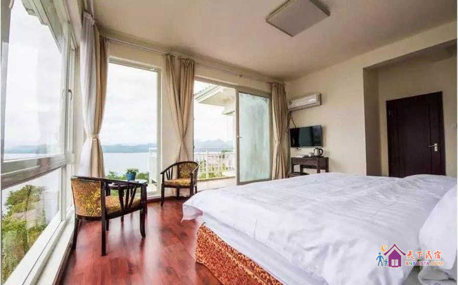 六居室湖景别墅