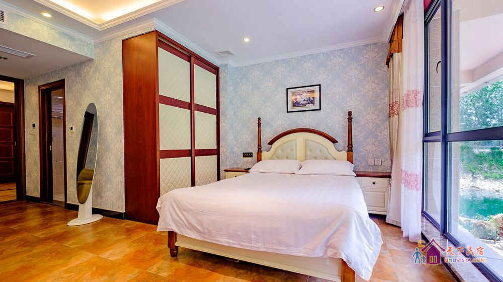 豪华湖景大床房