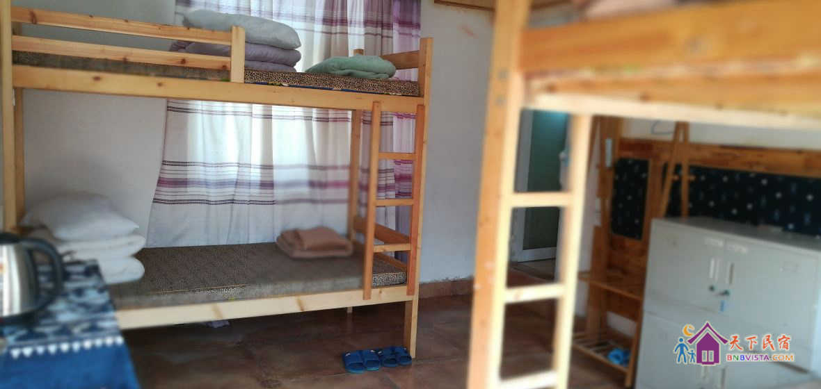 女生四人床位间