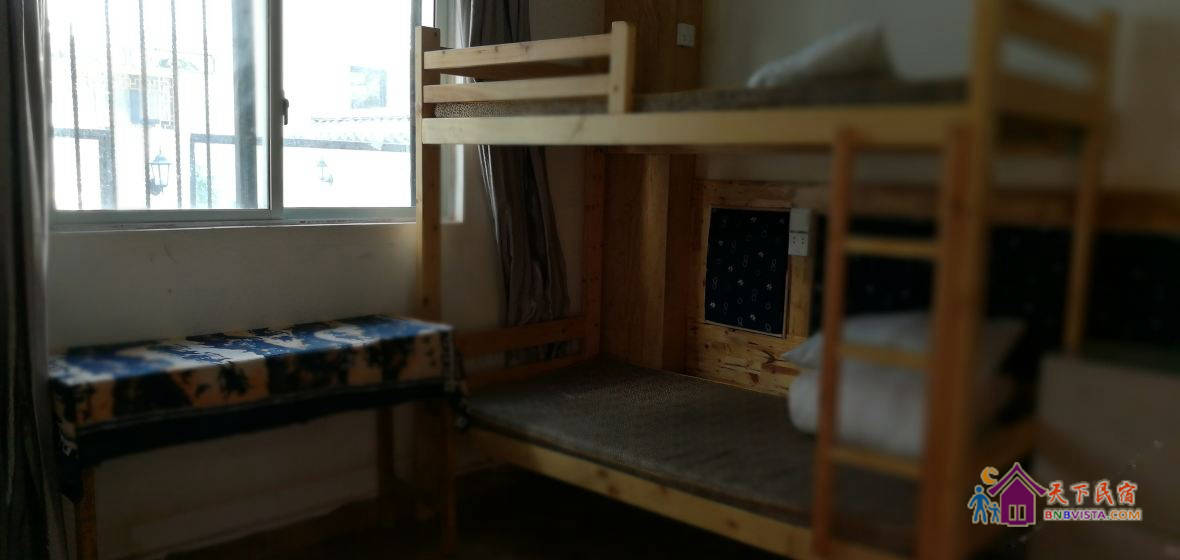 男生四人床位间