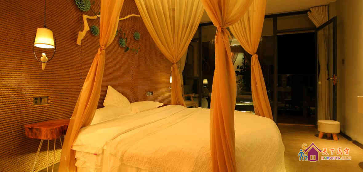 一号院海景阳台圆床房