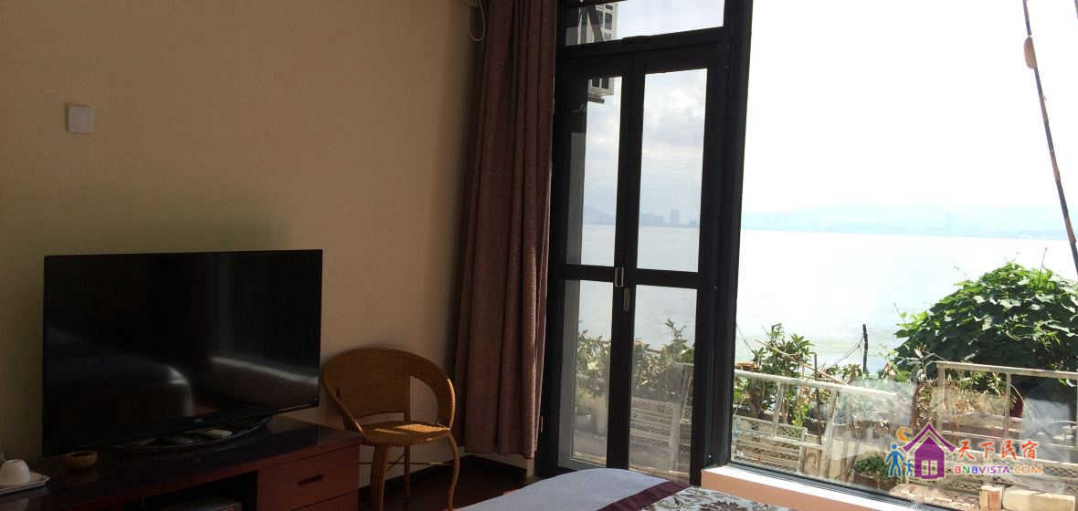 一楼阳光海景大床房