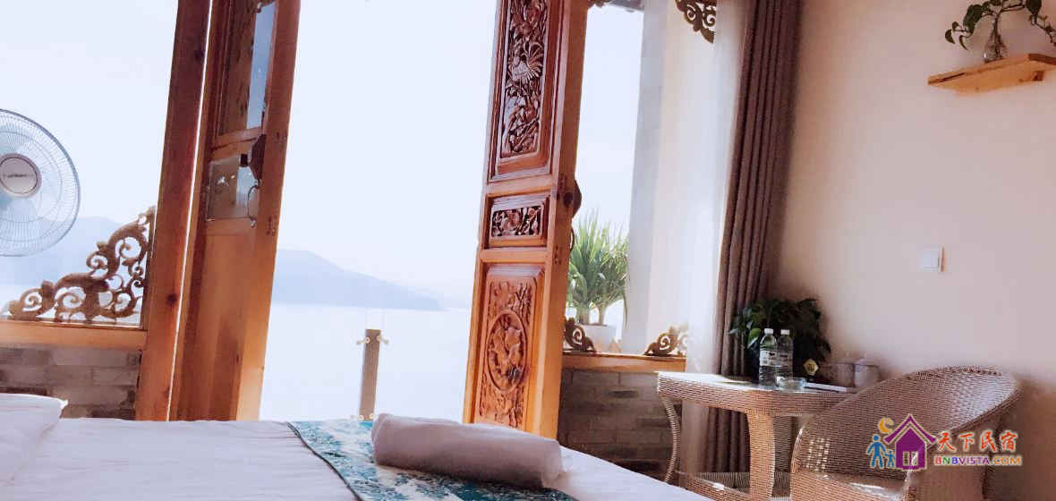 三楼独立阳台家庭房