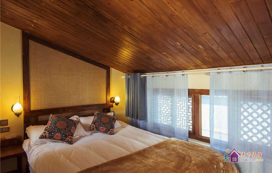 三楼阁楼大床间