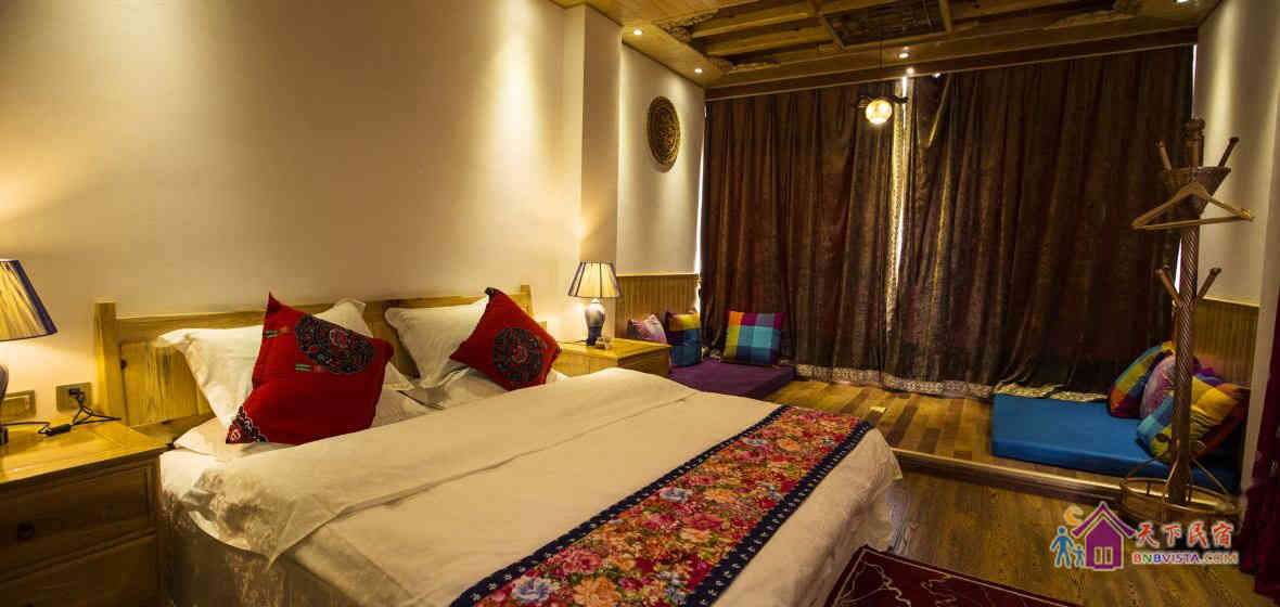 白族木石庭院豪华大床房