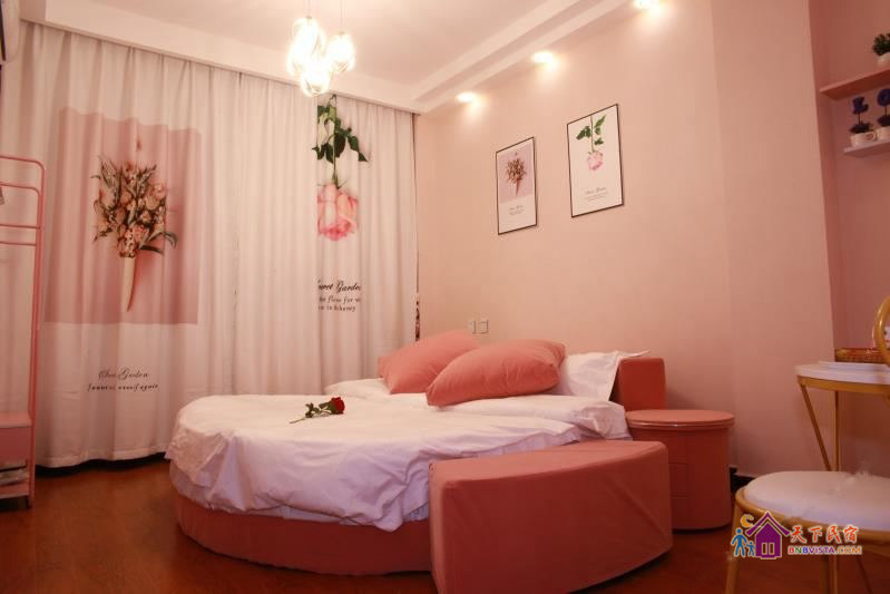 旅月怀人圆床房