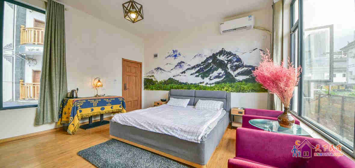 阳光苍洱手绘大床房