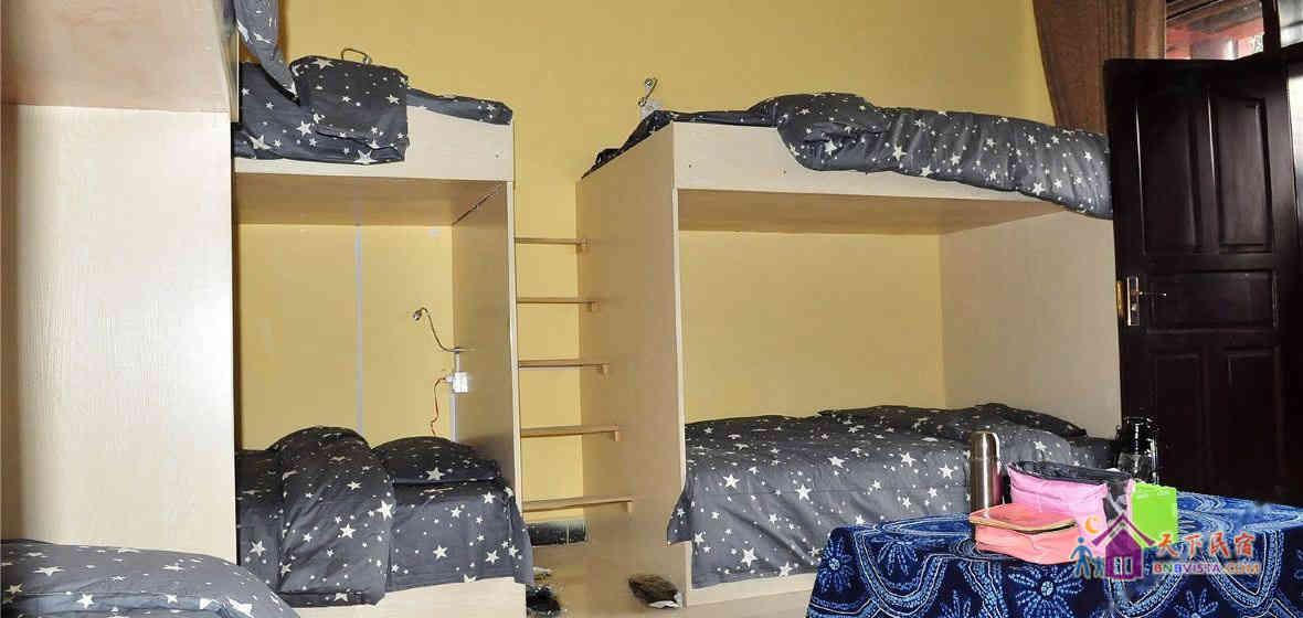 混住八人床位间