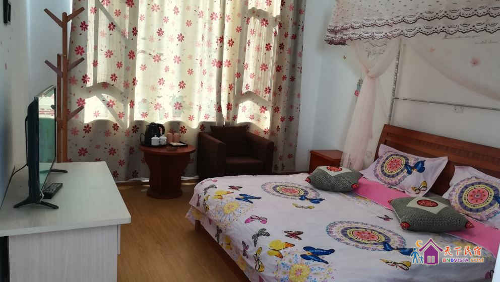 浪漫山景大床房