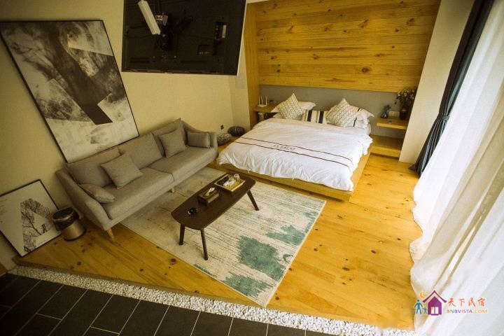 情人湖景露台观景大床房