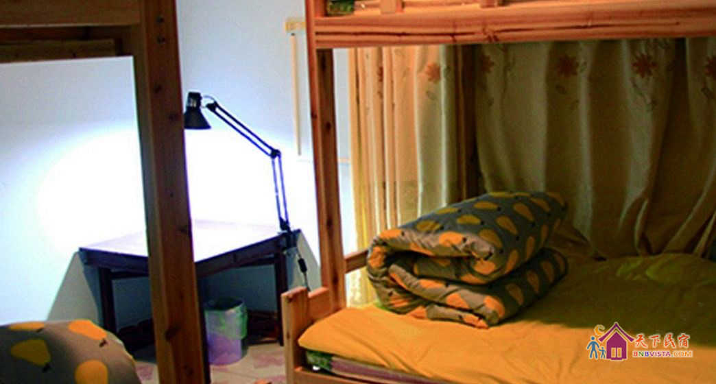 炫酷男生四人床位间(公共卫浴)