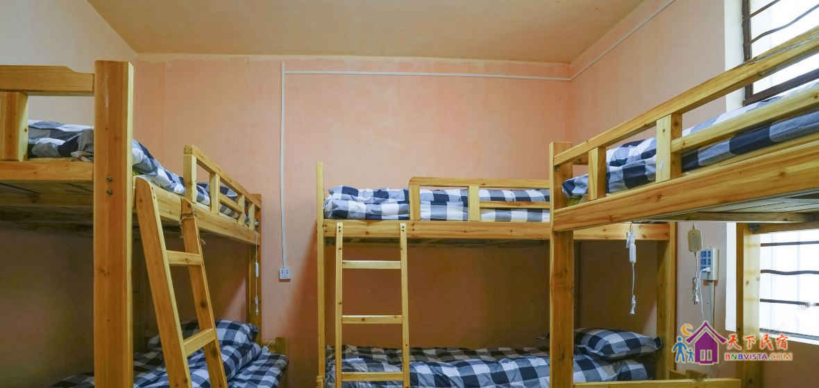 女生六人床位房(公共卫浴)