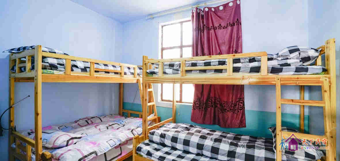 美丽女生四人床位间(公共卫浴)