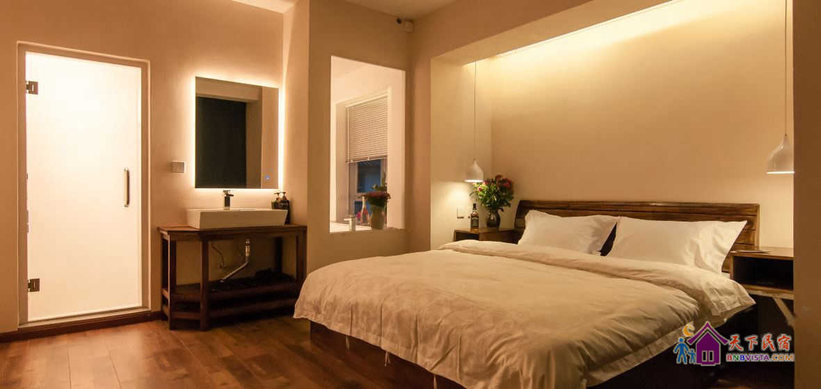 空调二层天窗浴缸大床房203