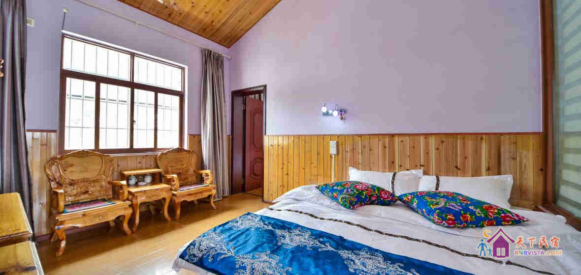 榻榻米大床房前院