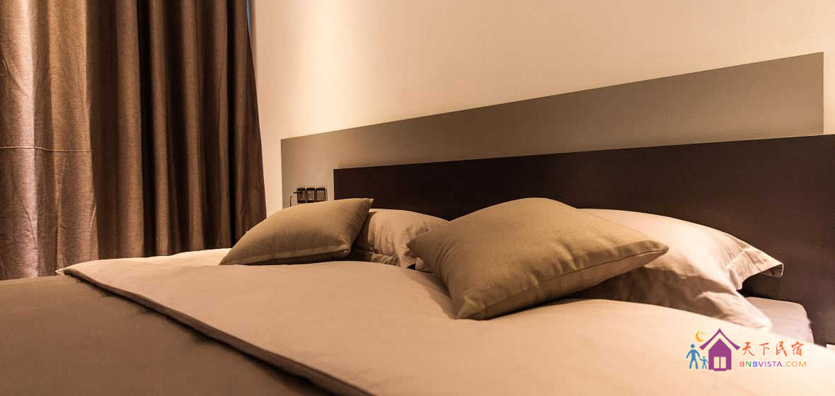 轻奢极简大床房