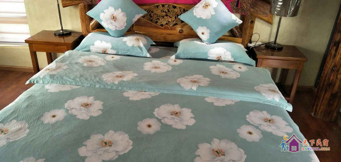 302, 白族民居大床房