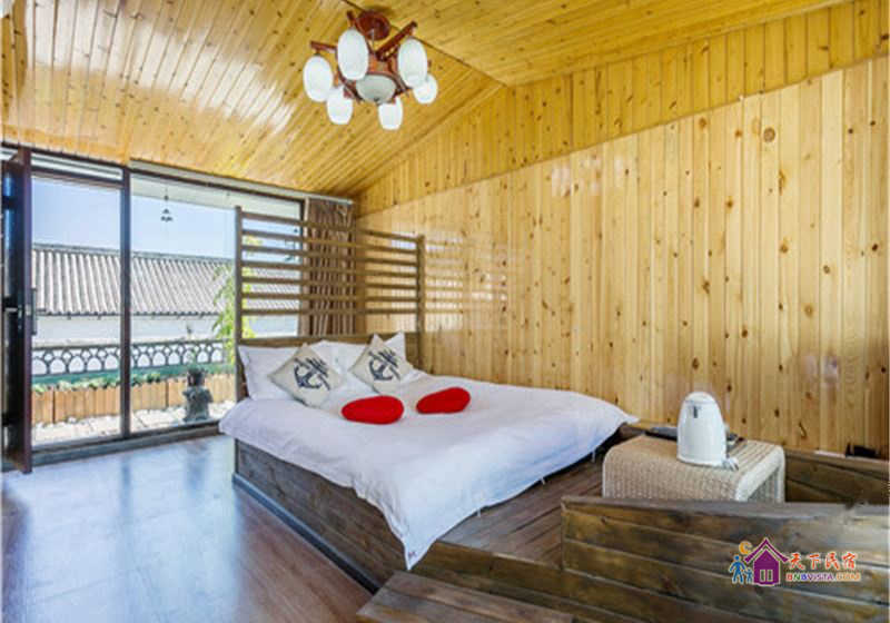 恒温水床房观景船屋