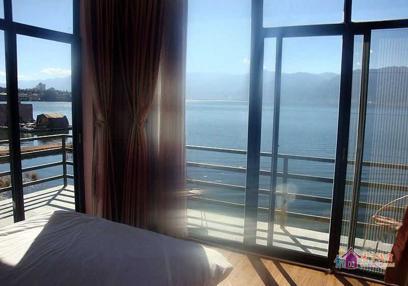 二楼两面临海带阳台海景大床间