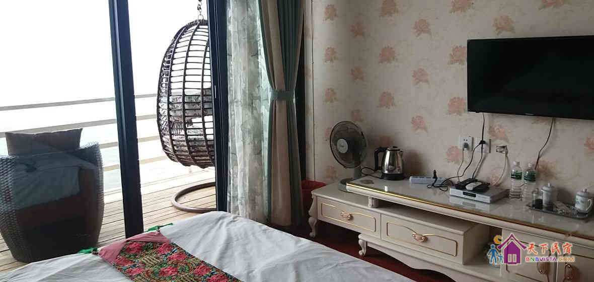 一楼正面临海带阳台海景大床间