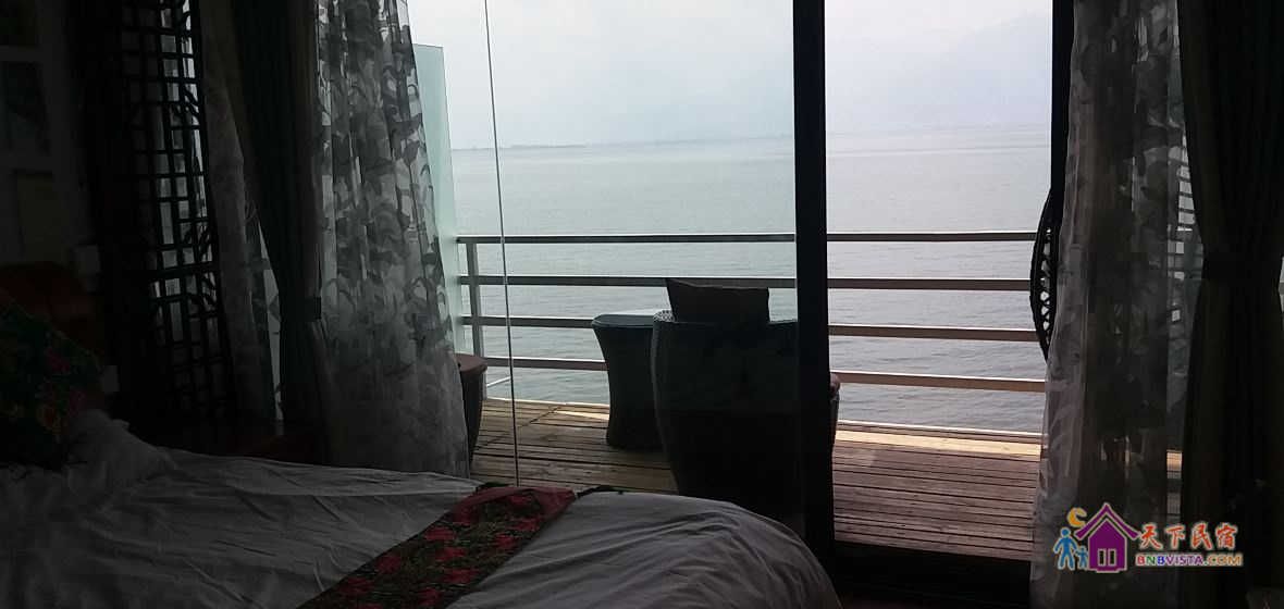 二楼正面临海带阳台海景大床间