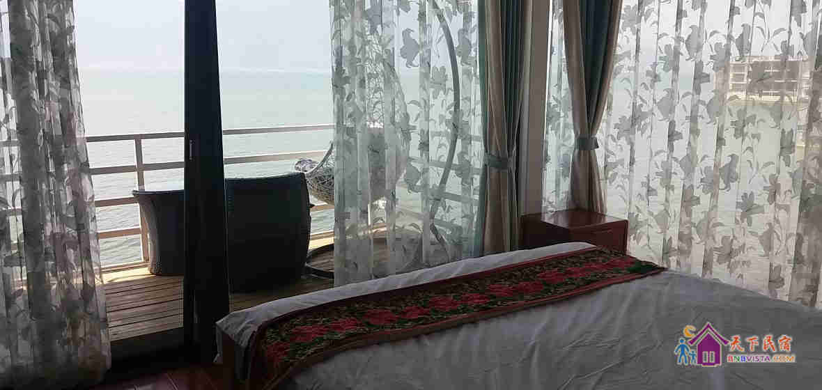 三楼两面临海带阳台大床间
