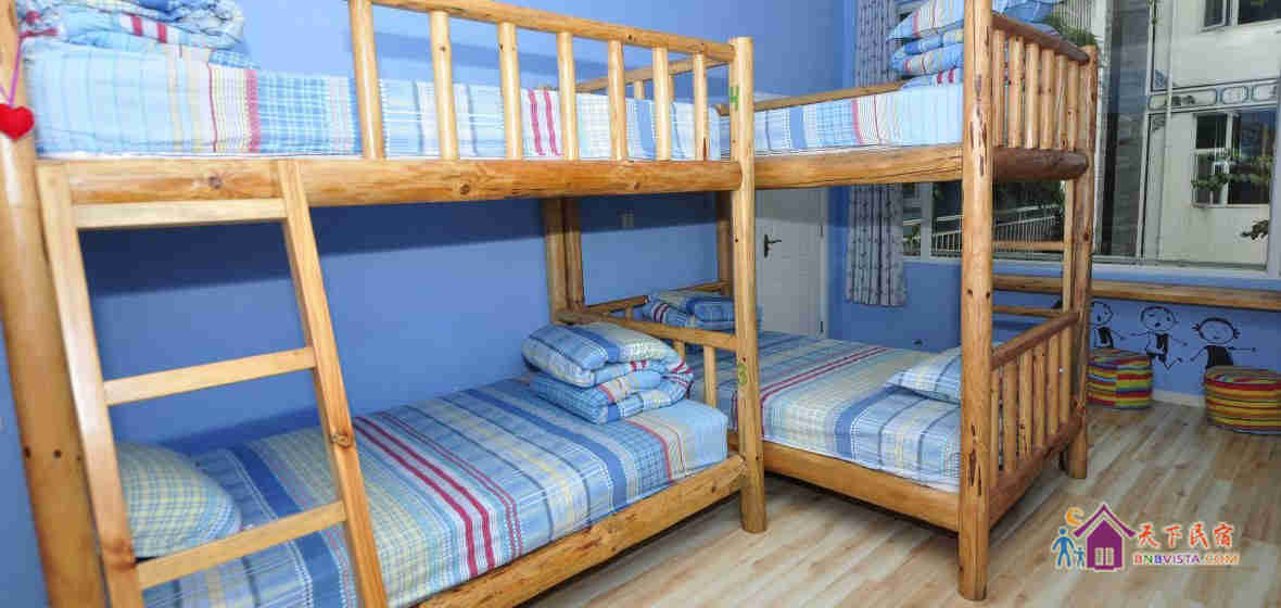 蓝调男生八人间