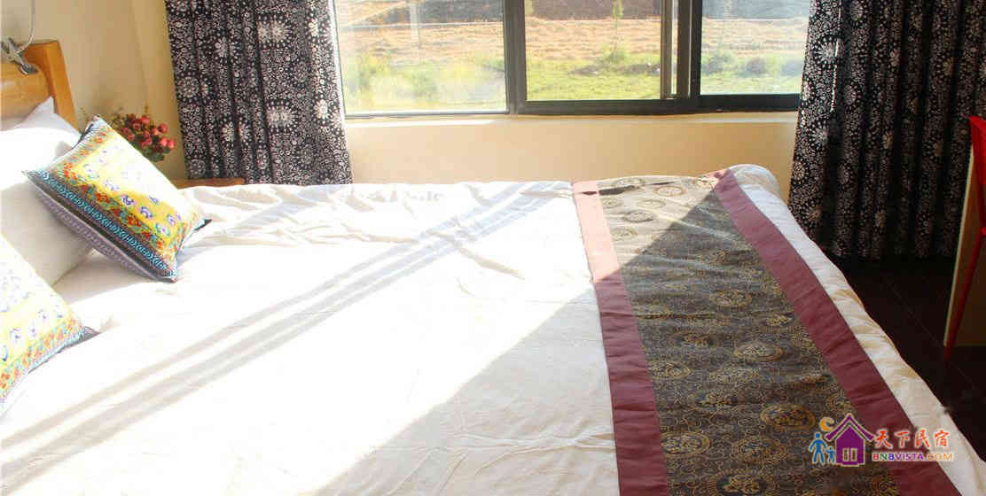 余华观山景大床房