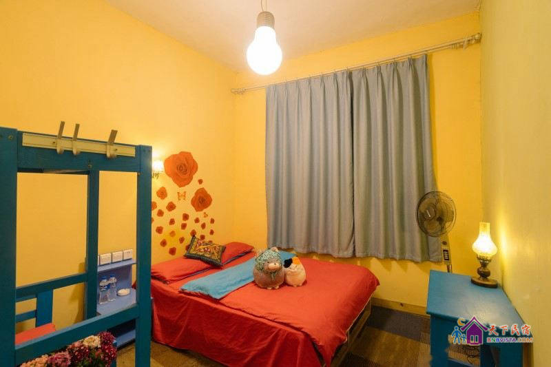 大白猫似有心事·单人小屋