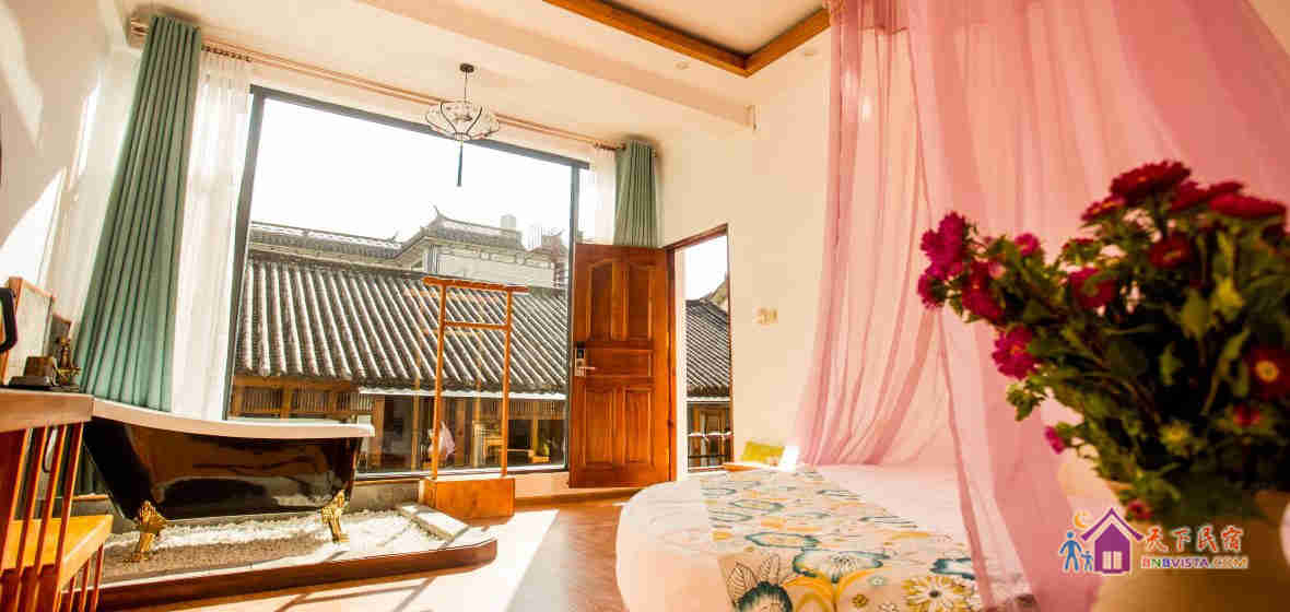 芙蓉并蒂圆床房