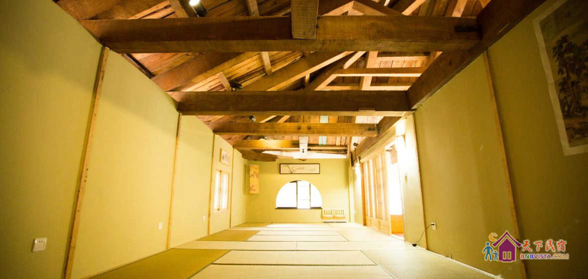 榻榻米多人床位间(公共卫浴)