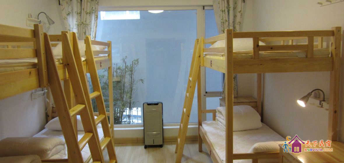 女生六人床位间(公共卫浴)