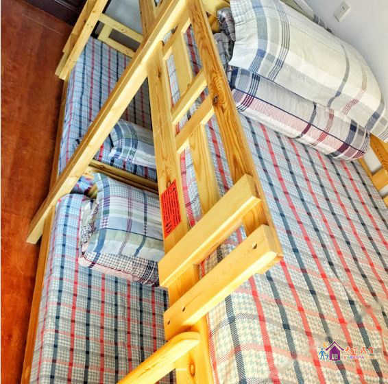 男神八人床位间