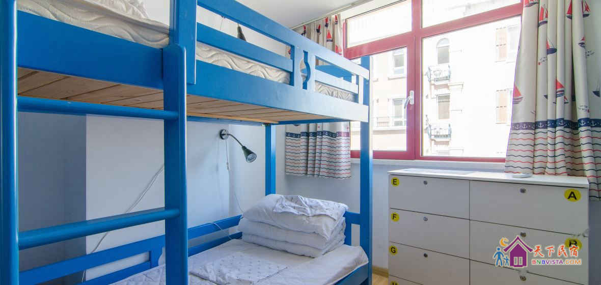 八人间女生床位