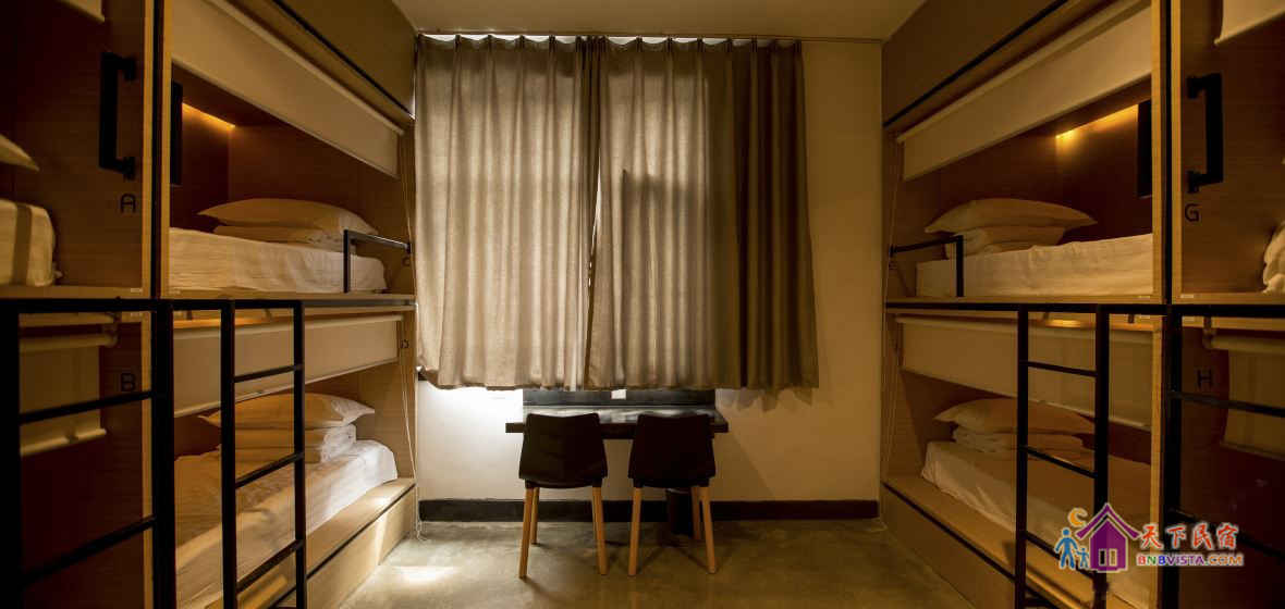 男生女生混住八人间(床位)