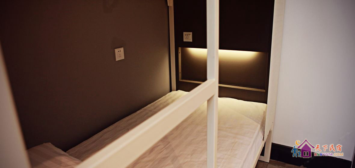 女神上下铺二人床位间