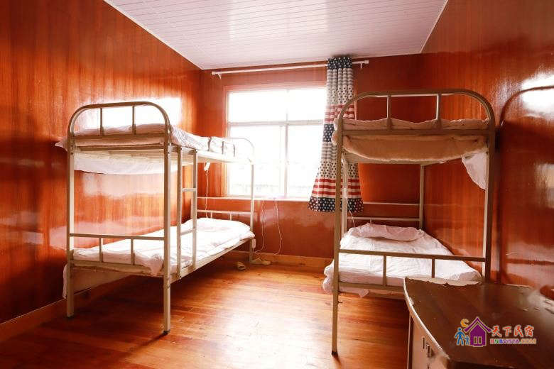 独卫四人床位间