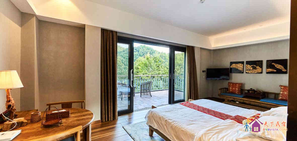 花海客栈上层大床房