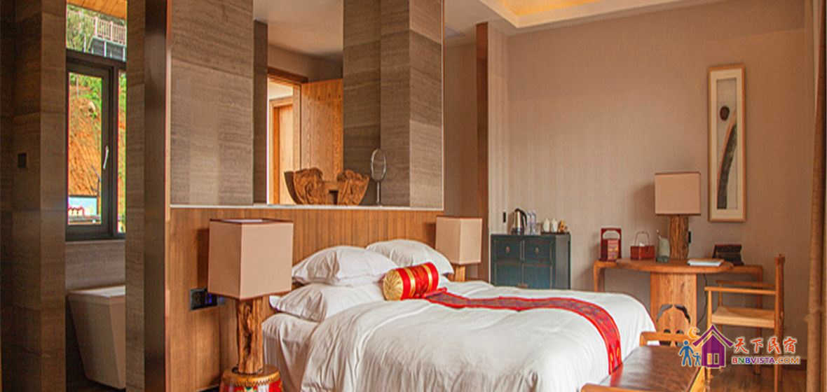 花海客栈下层大床房