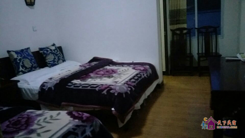 联排情侣三居三卫大床房