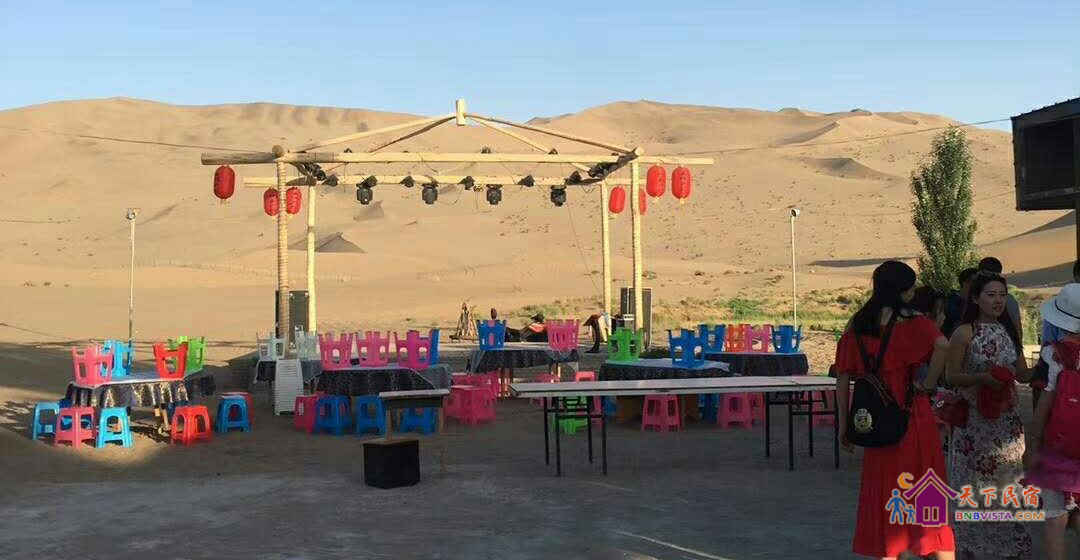 沙漠露营帐篷间