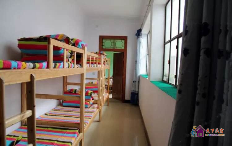 男生八人床位间