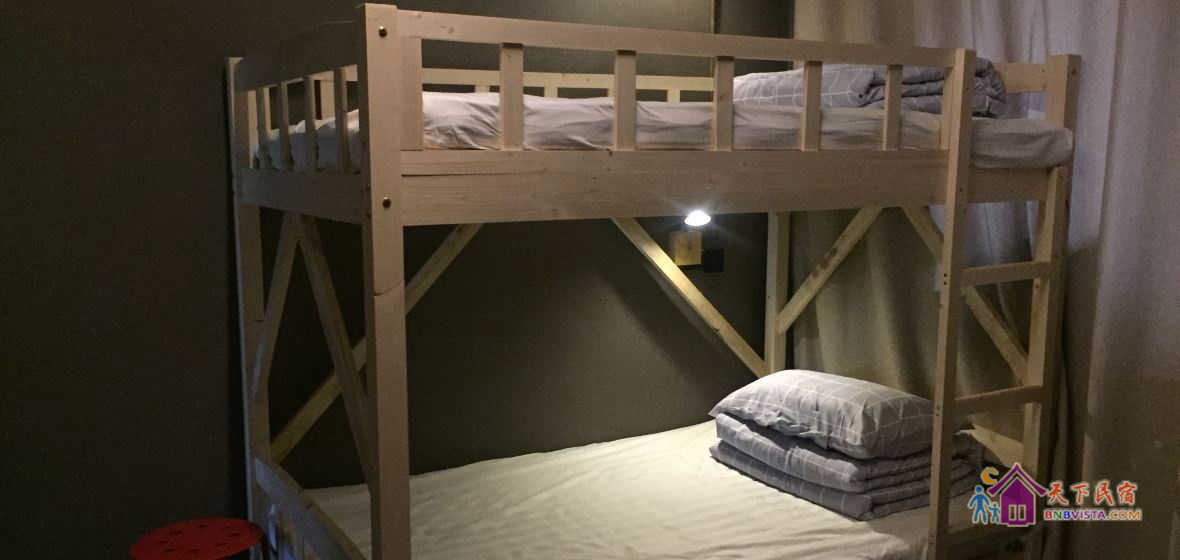 男生四人床位间