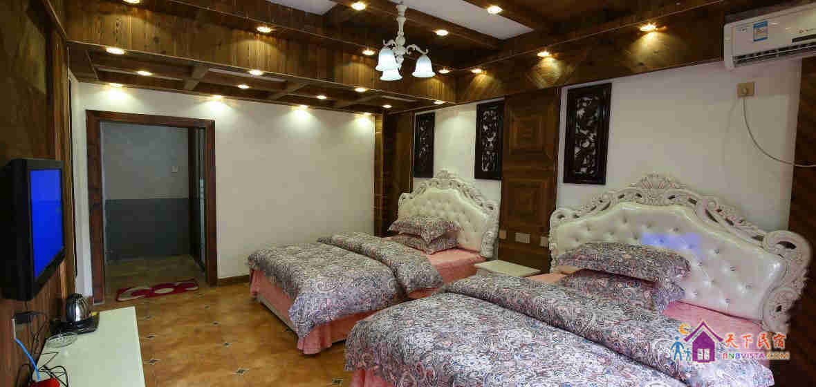 吊脚楼临江大标间