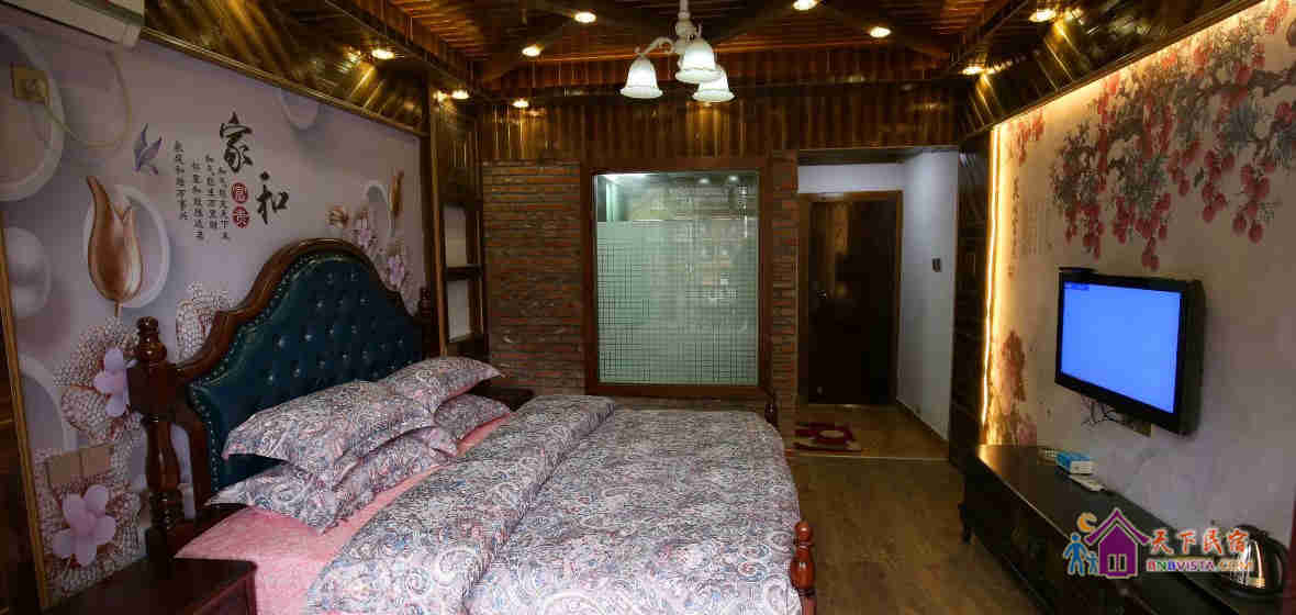 吊脚楼情侣临江大床房